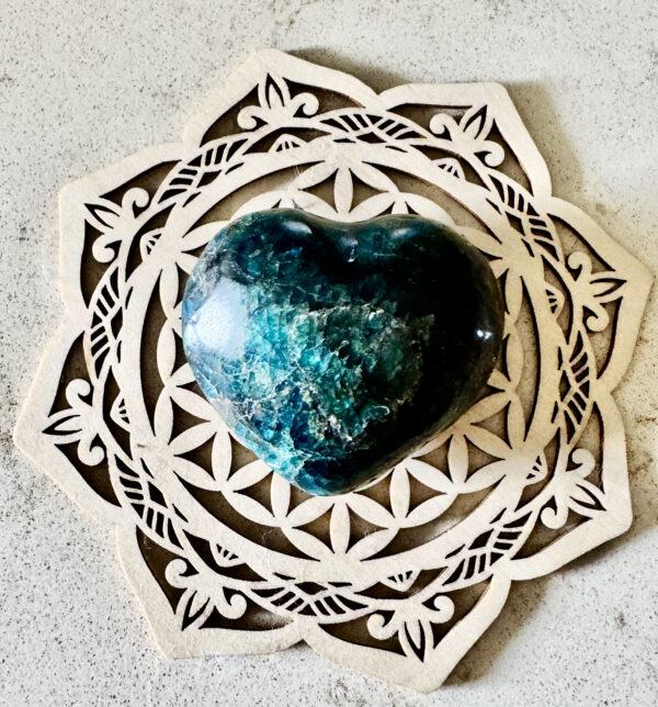 Coeur Lépidolite avec des inclusions de Tournaline 8 cm