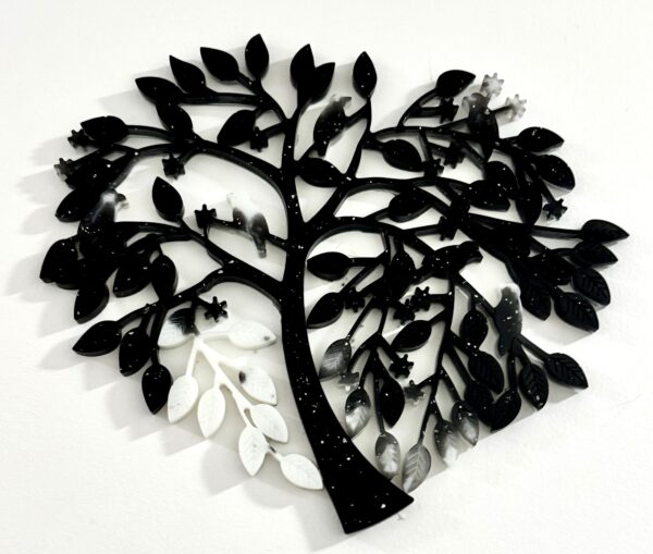 Arbre de vie en coeur noir avec des oiseaux Résine